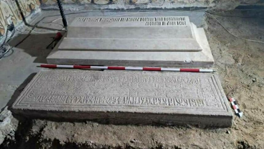 mormantul lui mircea cel batran deschis dupa aproape o suta de ani ce au gasit arheologii valceni in interiorul lui 693a0b8e5cefd
