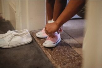 motivul pentru care nu trebuie sa mergi incaltat prin casa obiectele care pot deveni adevarate cuiburi de bacterii 6949a7bc0a1ed