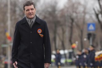 nicusor dan a stat la poze mai mult decat la parada militara de ziua nationala 692d9719e40d2