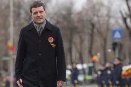 nicusor dan a stat la poze mai mult decat la parada militara de ziua nationala 692d9719e40d2