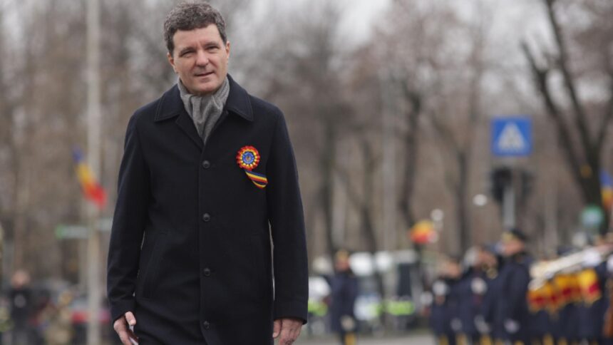 nicusor dan a stat la poze mai mult decat la parada militara de ziua nationala 692d9719e40d2