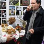 nicusor dan vizita la muzeu in seara de craciun presedintele a fost intampinat de colindatori 694eafa4968e0