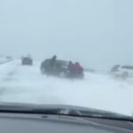 ninsoarea si viscolul face prapad pe drumuri trafic paralizat in brebeni soferii imping masini inzapezite video 694d238cdc136