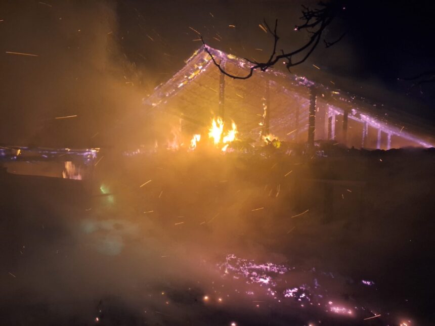 noapte grea pentru pompierii ieseni gospodarie cuprinsa de flacari persoane evacuate dintr un bloc 694e2abe08a53