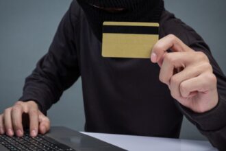 noua escrocherie care l a lasat pe un roman fara bani si fara adidasi daca vezi acest cuvant sau orice alt sinonim variatie block direct 692e07e7119ab