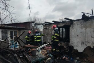 o casa din tatarusi a fost cuprinsa de flacari proprietarul a suferit arsuri si a fost transportat la spital 6950f7eef1706