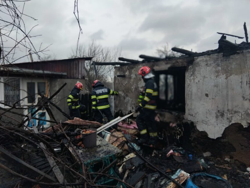 o casa din tatarusi a fost cuprinsa de flacari proprietarul a suferit arsuri si a fost transportat la spital 6950f7eef1706