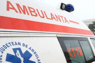 o femeie de 70 de ani transportata la spital cu arsuri pe jumatate din corp dupa ce casa i a luat foc 693bdbb7c09c4