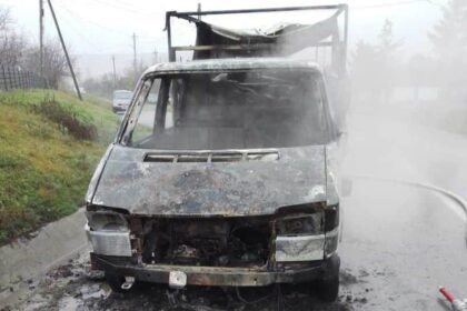 o masina incarcata cu fier vechi a luat foc in mers in botosani 6949382e44157