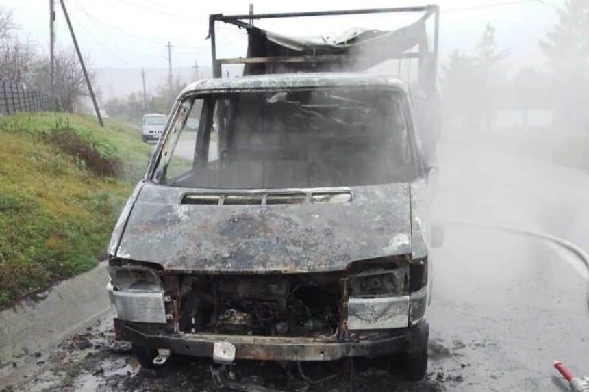 o masina incarcata cu fier vechi a luat foc in mers in botosani 6949382e44157