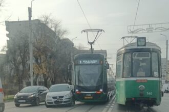 o persoana a ramas blocata in urma coliziunii dintre un autoturism si un tramvai 69381527567d6
