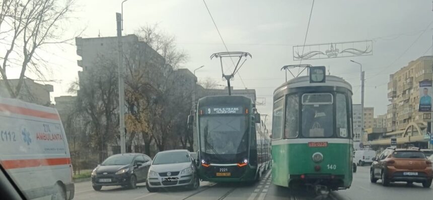 o persoana a ramas blocata in urma coliziunii dintre un autoturism si un tramvai 69381527567d6