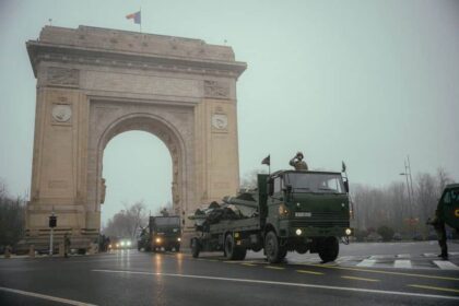 parada la bucuresti de ziua nationala aproape 3 000 de militari vor defila pe sub arcul de triumf video live 692d5b2225fff