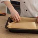 pericolul ascuns in hartia de copt specialistii au descoperit substante asociate cu afectiuni grave 6932f5a007e16