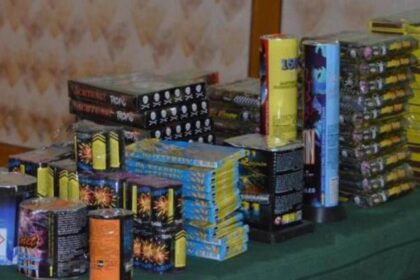 peste 10 tone de petarde si artificii ilegale ridicate de catre politisti in urma unor perchezitii un barbat a fost retinut 694be02a3ea87