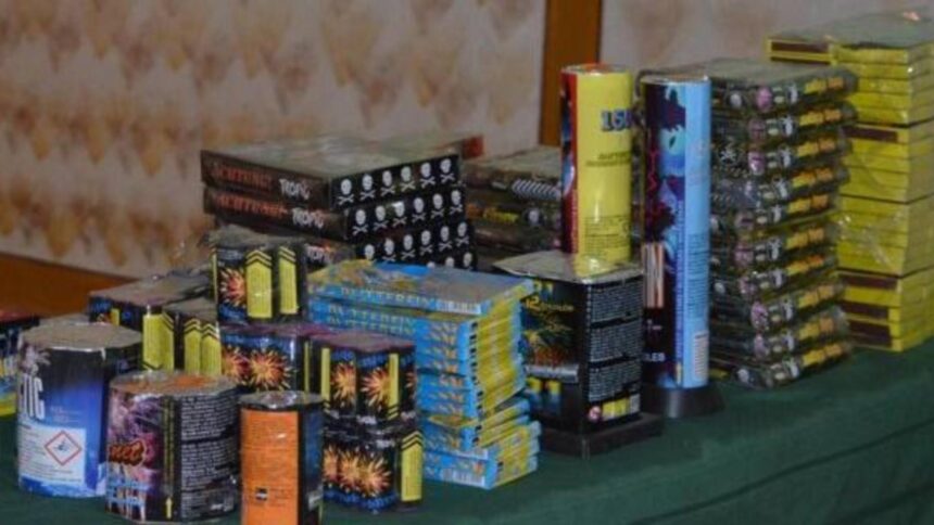 peste 10 tone de petarde si artificii ilegale ridicate de catre politisti in urma unor perchezitii un barbat a fost retinut 694be02a3ea87