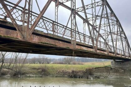 pod rutier vechi de peste un secol in pericol de prabusire la brasov autoritatile pregatesc un pod provizoriu de pontoane 6937e0455c4cf