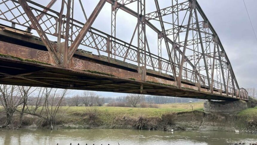 pod rutier vechi de peste un secol in pericol de prabusire la brasov autoritatile pregatesc un pod provizoriu de pontoane 6937e0455c4cf