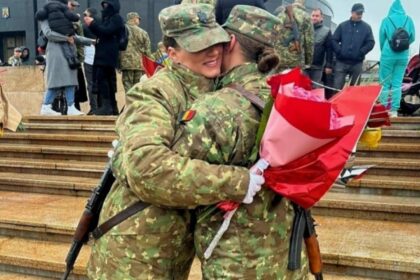 povestea gemenelor care au intrat in armata surorile demonstreaza ca visurile se implinesc daca crezi in ele am 3 copiii acasa dar nu am renuntat la aspiratiile mele 692eb4ff18c93