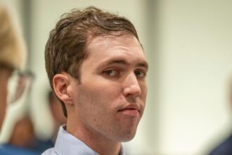 prima aparitie in fata instantei a suspectului in cazul uciderii lui charlie kirk judecatorul a permis camerele in sala de judecata video 693bc32fa5601