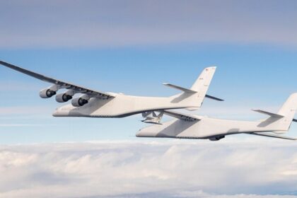 record absolut in aviatie singurul avion din lume cu aripi mai late decat un teren de fotbal video 6942f6d2a74fa