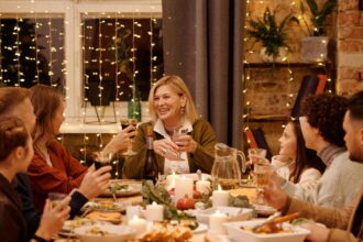 reguli de bune maniere cum trebuie sa te comporti cand esti asezat la masa 692d88fe3561c