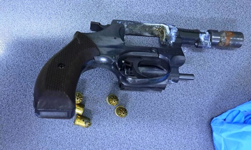 revolver descoperit ascuns in peretele lateral al unui microbuz la controlul de frontiera de la albita 69538168bc0c6