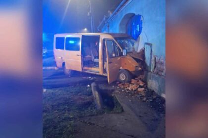 sapte copii au ajuns la spital dupa ce soferita unui microbuz a pierdut controlul si a intrat intr o casa in sibiu 694934b53512c