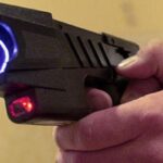 scandal pornit la cumparaturi un barbat a sunat la 112 sa reclame ca este urmarit cu un dispozitiv cu electrosocuri 692f383fa7249