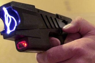 scandal pornit la cumparaturi un barbat a sunat la 112 sa reclame ca este urmarit cu un dispozitiv cu electrosocuri 692f383fa7249