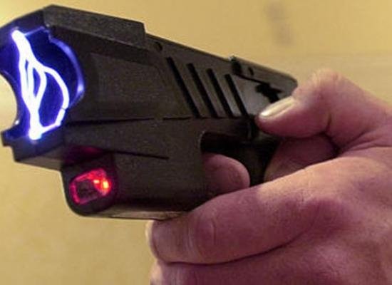 scandal pornit la cumparaturi un barbat a sunat la 112 sa reclame ca este urmarit cu un dispozitiv cu electrosocuri 692f383fa7249