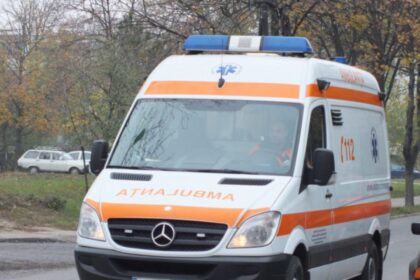 scena socanta in bucuresti un sofer care s a izbit cu masina de un copac a accelerat si a lovit ambulanta sosita sa i acorde ajutor video 693468087ec95 2