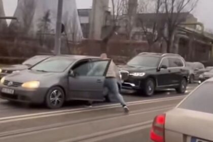 scene violente in iasi o cearta in trafic intre doi soferi a degenerat intr o bataie surprinsa de o camera de bord video 694ba6830a73c