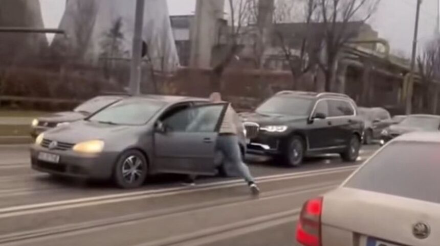 scene violente in iasi o cearta in trafic intre doi soferi a degenerat intr o bataie surprinsa de o camera de bord video 694ba6830a73c