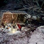 sfarsit tragic la final de an pentru doi barbati dupa ce autoutilitara cu care circulau pe un drum forestier s a rasturnat intr o rapa 6954d6a8cc71b