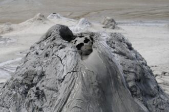 specialistii au analizat namolul de la vulcanii noroiosi pentru proprietati terapeutice ce a aratat primul set de rezultate 692f026303475