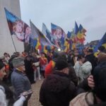 steaguri cu imaginea sotilor georgescu aduse la alba iulia de catre sustinatorii fostului prezidentiabil video 692d81c3ce0bf