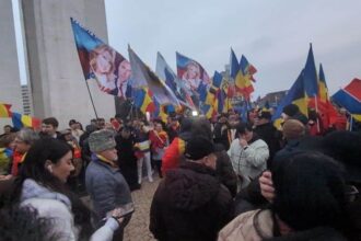 steaguri cu imaginea sotilor georgescu aduse la alba iulia de catre sustinatorii fostului prezidentiabil video 692d81c3ce0bf