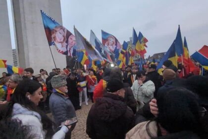 steaguri cu imaginea sotilor georgescu aduse la alba iulia de catre sustinatorii fostului prezidentiabil video 692d81c3ce0bf