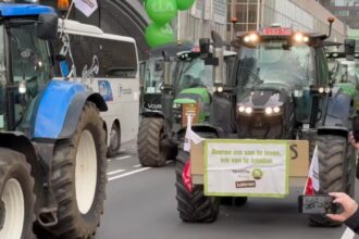 summit ue sub presiune fermierii au blocat bruxelles ul cu sute de tractoare video 6944ef0287ed3