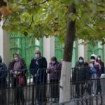 sute de credinciosi s au rugat la moastele sfantului nicolae asezate la biserica ce ii poarta numele in braila 6932c45f1219a