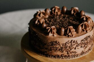 tort simplu de ciocolata reteta perfecta pentru mesele festive de sarbatori 694128b844d77 1