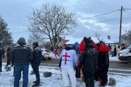 traditii si obiceiuri din batrani pastrate cu sfintenie la popricani ursul si alti uratori au adunat comunitatea in fata primariei foto video 6954ce5923c6f