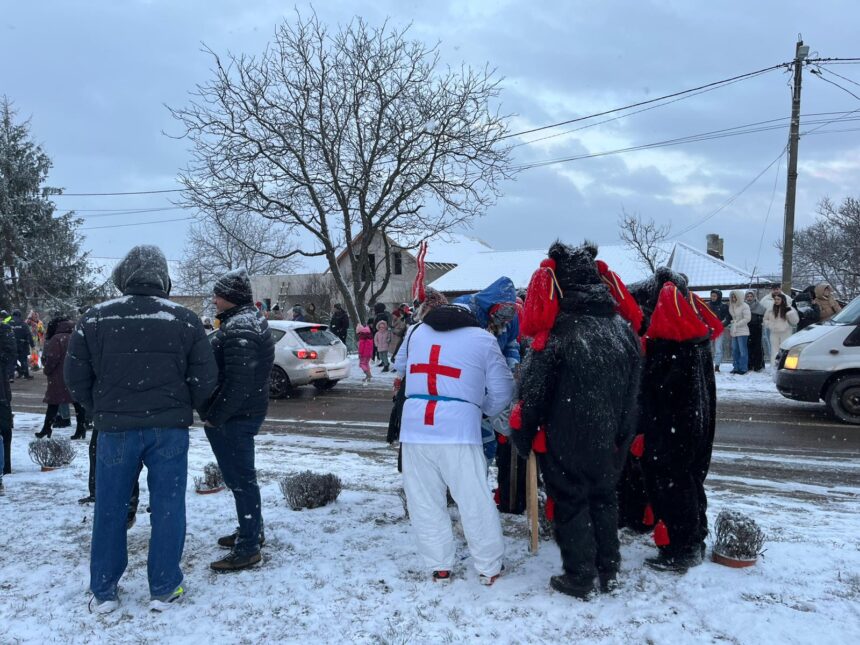 traditii si obiceiuri din batrani pastrate cu sfintenie la popricani ursul si alti uratori au adunat comunitatea in fata primariei foto video 6954ce5923c6f