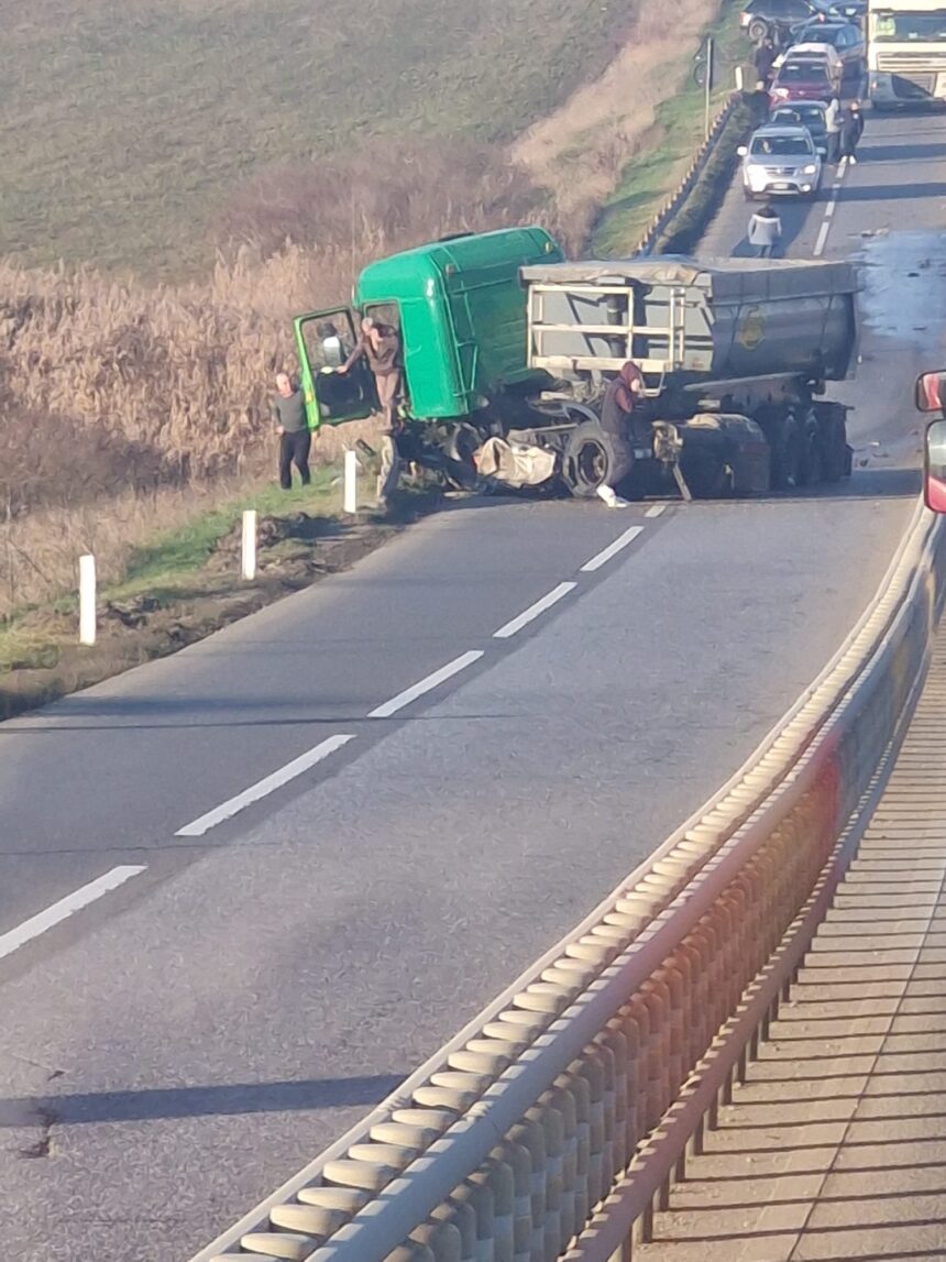 trafic paralizat la baltati in urma exploziei unui cauciuc 694110d059c5b