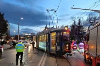 tramvai deraiat dupa un accident cu doua vehicule autoritatile au intervenit 6931b5beaf57d