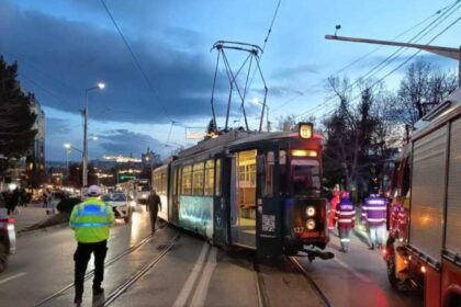 tramvai deraiat dupa un accident cu doua vehicule autoritatile au intervenit 6931b5beaf57d