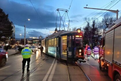 tramvai deraiat in iasi in urma impactului cu un autoturism si o autoutilitara la iasi 6931ca9ad5b17