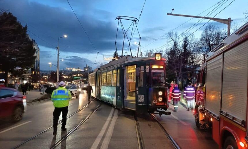 tramvai deraiat in iasi in urma impactului cu un autoturism si o autoutilitara la iasi 6931ca9ad5b17
