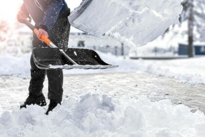 trucul genial care te va ajuta sa isi deszapezesti locul de parcare si curtea este extrem de simplu si de rapid 6953d3ea8f63a